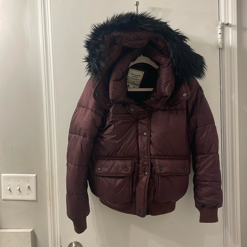 Abercrombie & Fitch puffer jacket. Down filled. Burgundy.